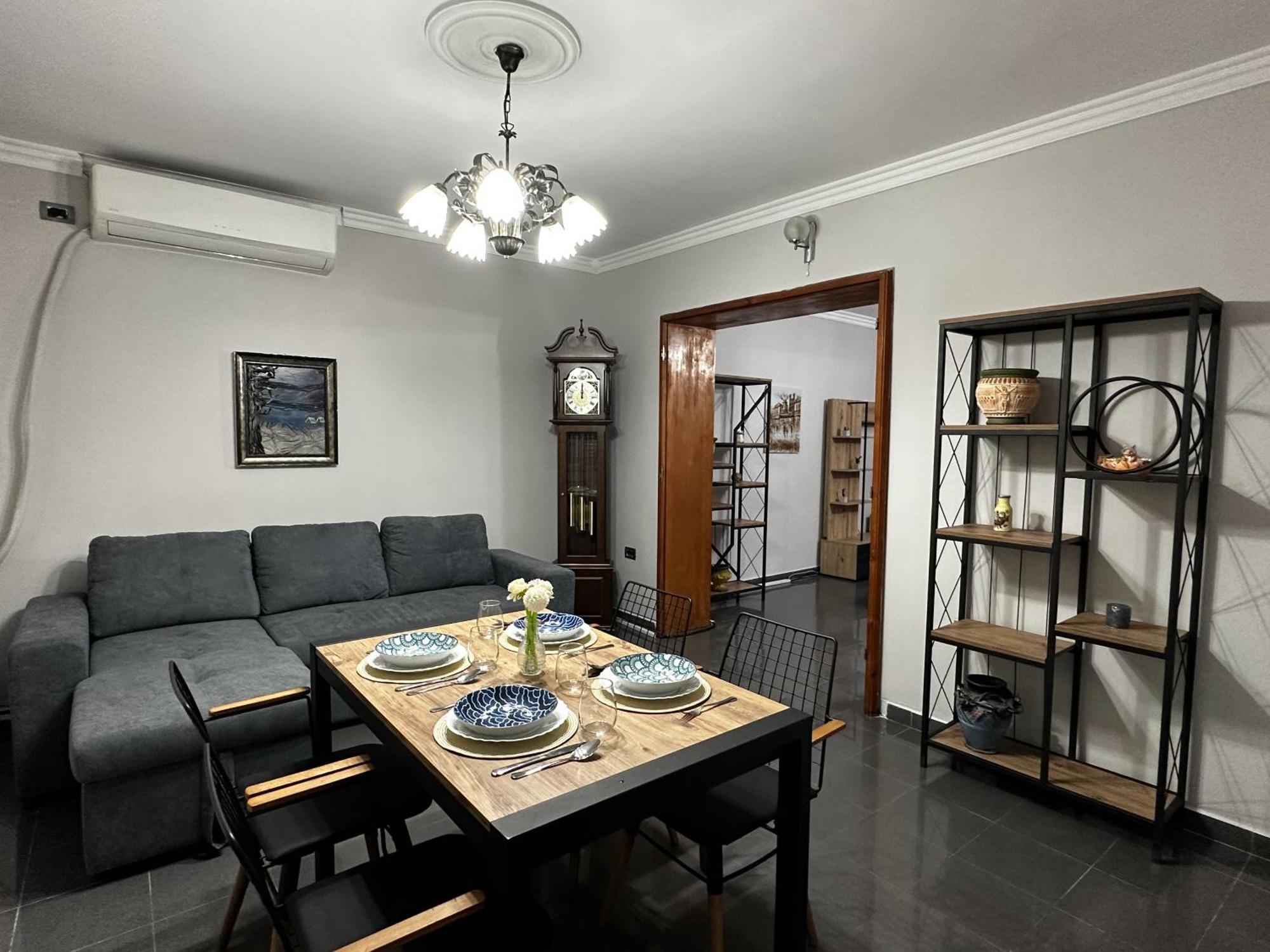 Treasure: Chic 2br-apartment 8min To Skanderbeg Place Apartamento